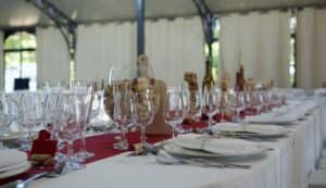 Scénographie et décoration de table de mariage sur mesure réalisées par une wedding planner