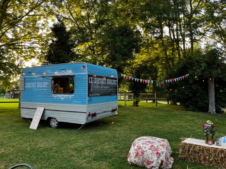 Animation cocktail et food truck gérés par votre wedding planner en Seine-et-Marne le Bistrot Roulant installé dans un parc avec fanions pour un repas de mariage.