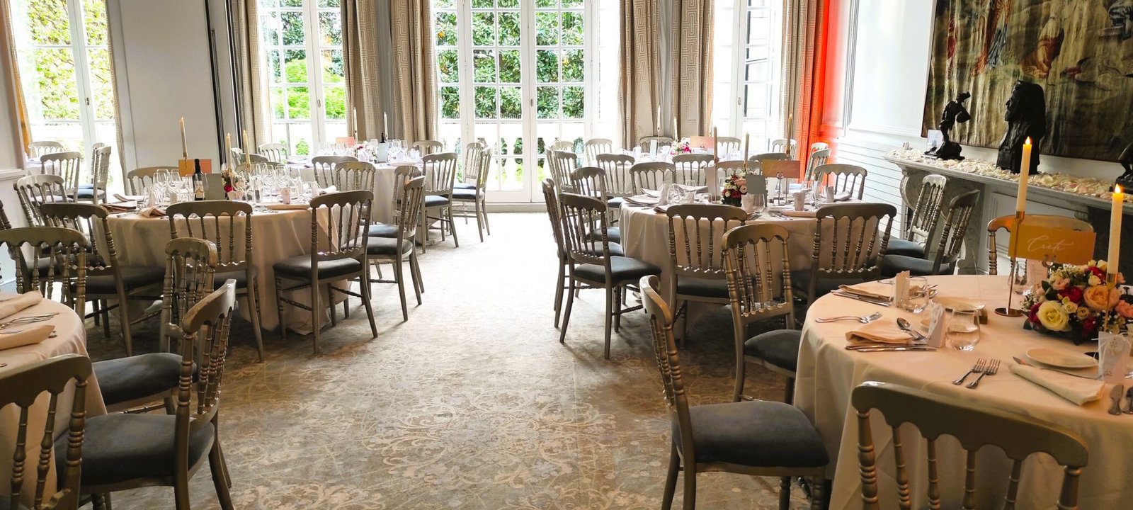 Aménagement d'une salle de mariage élégante dans un domaine par une wedding planner en Seine-et-Marne.