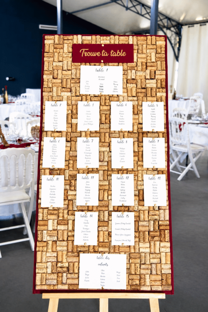 Plan de table pour votre liste d'invités mariage en bouchons de liège « Trouve ta table » conçu par une wedding planner en Seine-et-Marne.