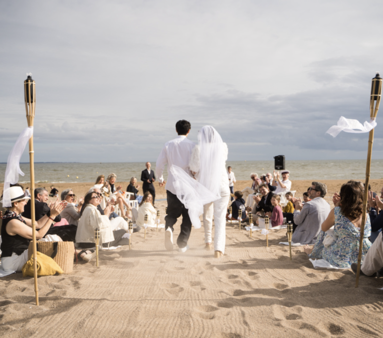 Organisation de cérémonie laïque en bord de mer et scénographie sur mesure par votre wedding planner