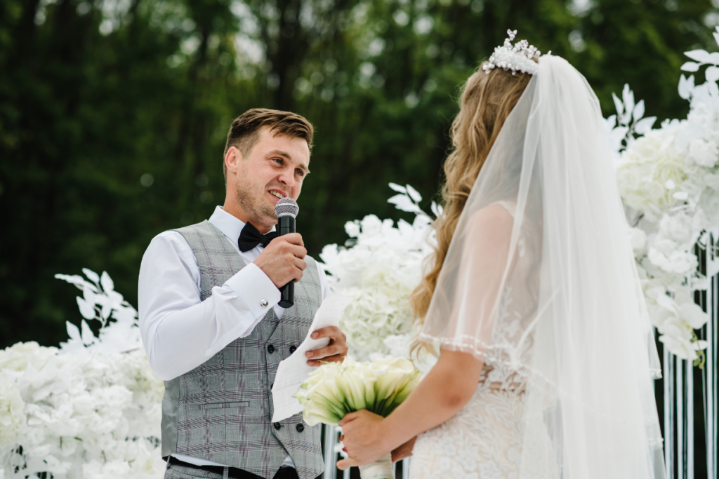 Cérémonie de mariage en plein air avec marié s'exprimant au micro devant la mariée, organisée par une wedding planner en Seine et Marne