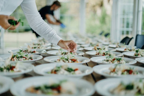 Dressage minutieux des assiettes par l'équipe d'un traiteur de mariage pour une réception en Seine-et-Marne organiser par Nawel BORDIER wedding planner