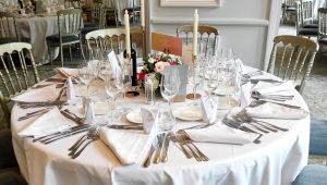 Mise en place raffinée d'une table de réception de mariage orchestrée par une wedding planner.